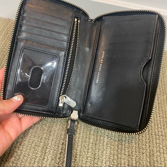 Marc Jacobs Black Small Wristlet With Zippered Coin Area - Picture 5 of 13